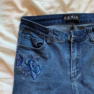  - Blåa jeans med broderade blåa blommor💙 de sitter som en SMÄCK och är högmidjade!! Frakten är ca 35 kr men kan även mötas upp i centrala Uppsala, kram