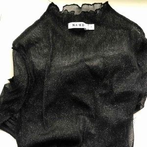  - Fin glittrig polo topp från nakd. Aldrig använd. Kan nötas upp i Borås eller Ulricehamn , även posta. 