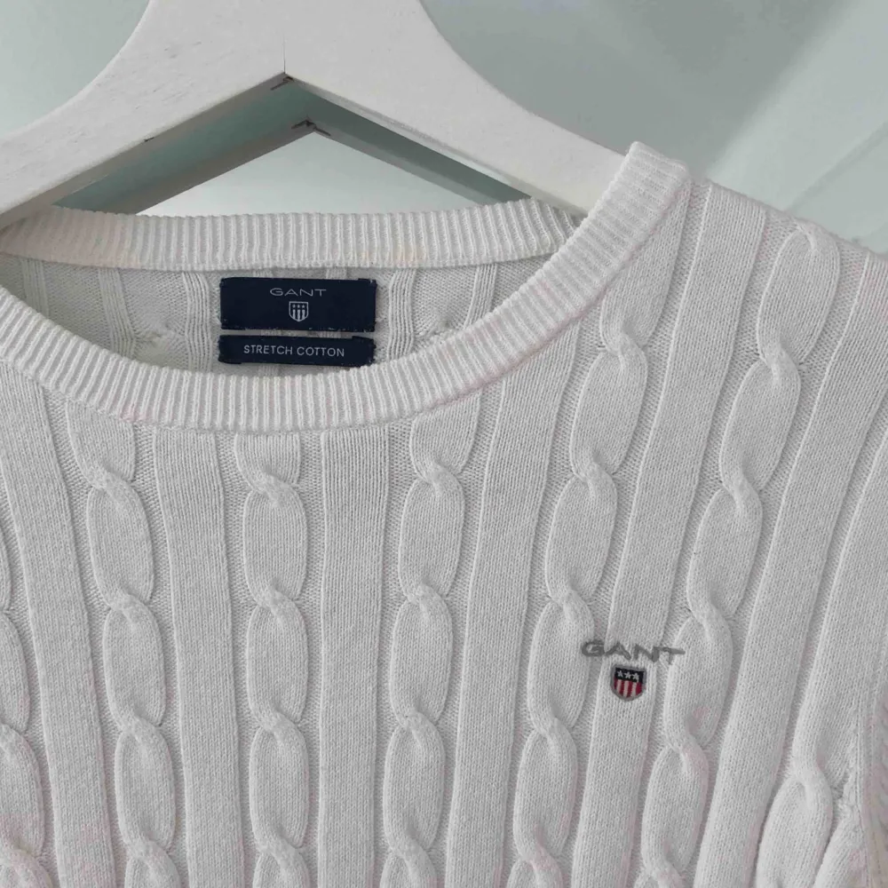 Klassisk Gant-tröja, kabelstickad i vit i otroligt mjukt och fint tyg. Felfritt skick 🌞🌈. Tröjor & Koftor.