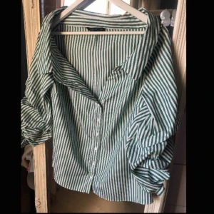  - Ascool ofshoulder-topp från Zara! Grön/vitrandig i skjortstil. Storlek M men passar en S bättre. Unika ärmar!💋