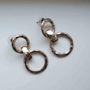  - Guldiga örhängen från ASOS! Använda en gång. Frakt går på 20kr. För mer info se min profil eller skriv!