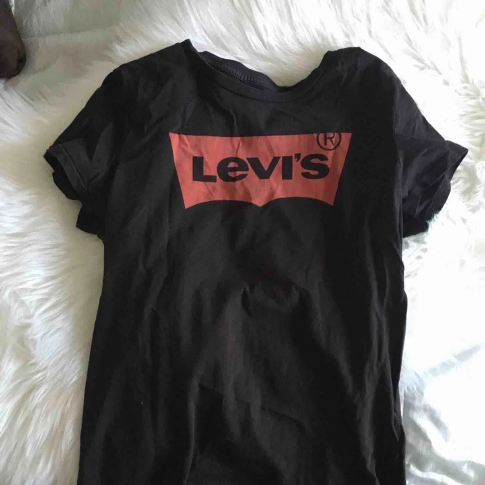Basic Levi’s t-shirt ✨ Köpt på Levi’s Store i Gallerian för ett par år sen. . T-shirts.