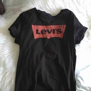 Basic Levi’s t-shirt ✨ Köpt på Levi’s Store i Gallerian för ett par år sen. 