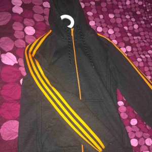  - Adidas kofta med coola orangea ränder! Köpt på herravdelningen men passar såklart tjejer också, den är då lite oversize. Den är lite nopprig men går lätt att få bort😊