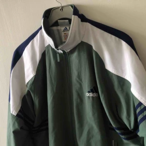  - 90-tals adidas. Medium men ganska rymlig så funkar även som large kan hämtas i Uppsala eller skickas mot fraktkostnad 