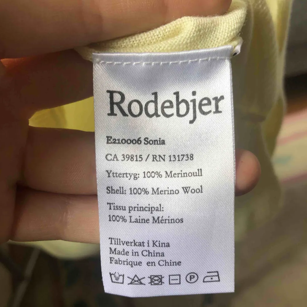 Så fin ljusgul tröja från Rodebjer! Strl XL men jag som är XS kan utan problem använda den då den är fett snygg oversized.  Pris kan diskuteras!  Möts i Stockholm eller fraktar - köparen står för frakt . Tröjor & Koftor.