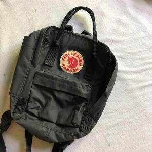  - Svart fjällräven Kånken mini, sparsamt använd • frakt tillkommer 🌼