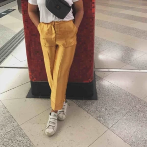  - Guldiga/gula byxor från h&m, använda en gång :) 