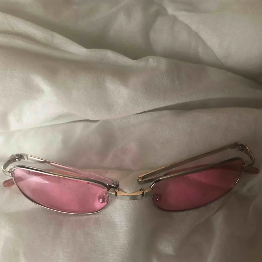 👚👙🏄🏾‍♀️🌸90s sunglasses 💖🌷🦄👛👙dessa går att även vika om man vill 🏄🏾‍♀️🏄🏾‍♀️ har dock lite repor därav priset 🥰 . Accessoarer.