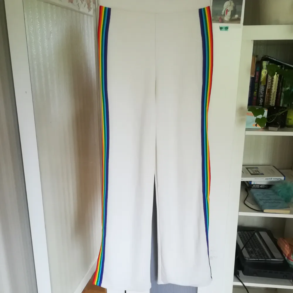 Highwaist byxor med regnbågsränder från Nellys pridekollektion i samarbete med RFSL. Använd två gånger och är i gott skick, säljer då jag aldrig använder dom . Jeans & Byxor.