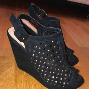 Skor med kilklack  - Skor från Primark. Endast använda ett fåtal gånger eftersom att de är för stora för mig. Kan mötas upp i Lund, annars står köparen för frakt :)