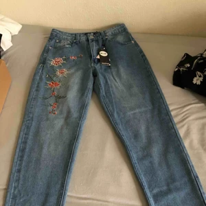  - Oanvända blåa Mom-jeans från Boohoo  Kan mötas upp i Malmö/Lund, annars står köparen för frakt!   
