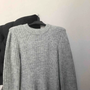  - Grå stickad tröja från H&M i jättebra skick.