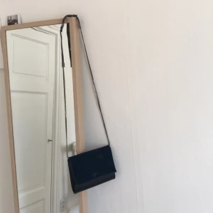  - Mindre väska från Mae & ivy. Lite slitningar i mockan på framsidan, annars fint skick. Mörkblå och svart i färgen. 