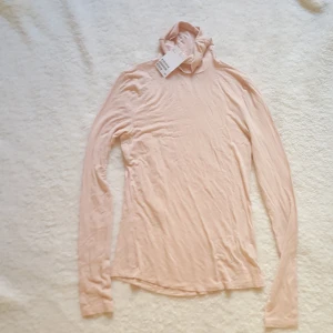  - Oanvänd Puderrosa polo, lappen sitter fortfarande kvar. Jättefin men har tyvärr inte kommit till användning. Frakt tillkommer.