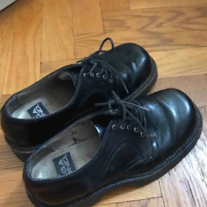  - Skor från vagabond i storlek 40. De är ganska klumpiga och tunga, påminner om låga dr martens. Köpta second hand för några år sedan så har lite slitningar, ungefär som på sista bilden. Jag bjuder på frakten!