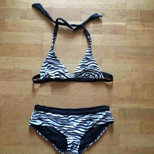  - Zebra-bikini. Överdelen är märkt med storlek 38/40, men tycker mer den påminner om en 36/small. Underdelen är storlek 36/38/M. Bara testad, säljer pga fel storlek. 