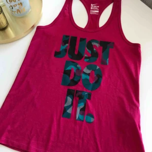  - TräningsLinne från Nike, som nytt!  Skickas gärna men fraktkostnad tillkommer🌸