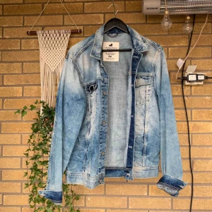  - Jack and Jones jeansjacka. Säljes för att den är för stor. 