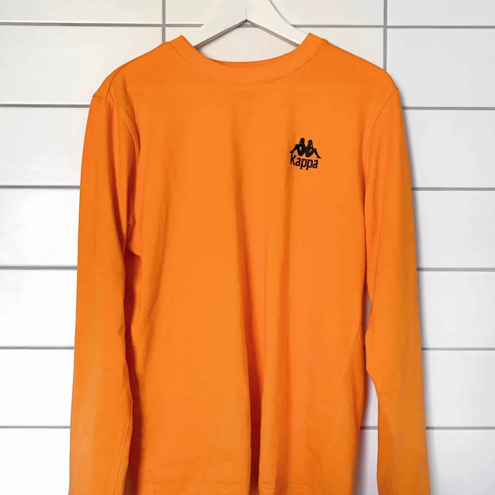 Supersnygg orange tröja från kappa. Sitter superfint oversize om man har egentligen har S. Frakt på 30kr tillkommer⚡️. T-shirts.