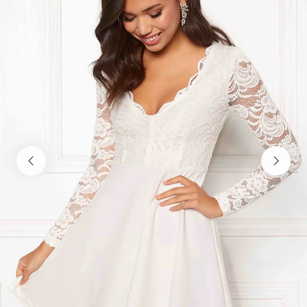 Säljer denna vita klänningen från bubbleroom pga av att jag ångrat mig. Den är slutsåld i S på hemsidan. Perfekt till student eller skolavslutning ✨ Klänningen är oanvänd och prislapp sitter kvar.   Frakt tillkommer 🌸. Klänningar.