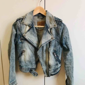  - Midjekort jeansjacka från Lindex, stl 34. Riktigt snygga detaljer och sparsamt använd. 