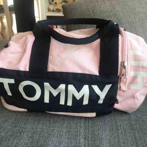 Säljer min otroligt snygga Tommy hilfiger väska som tyvärr inte kommer till användning, super bra att ha till vardags eller träning, 