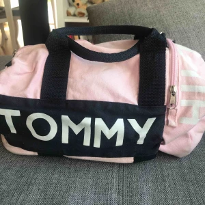  - Säljer min otroligt snygga Tommy hilfiger väska som tyvärr inte kommer till användning, super bra att ha till vardags eller träning, 