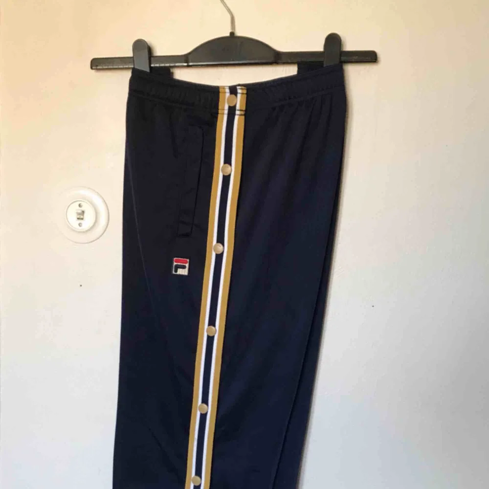Popperpants från FILA köpta på urban outfitters för 699kr. Använda en gång. Säljs pga används inte. Storlek L men passar även M.. Jeans & Byxor.
