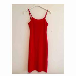 Röd 90-tals klänning i stretchigt material. Klänningen är knälång med slits i sidsöm på båda sidor🥰 Frakt tillkommer, kan också mötas upp i Gbg ! 