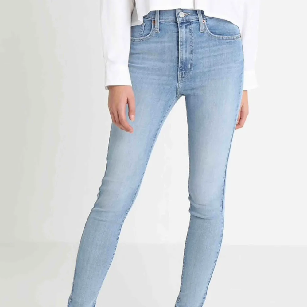 Världens absolut skönaste och snyggaste jeans!! Råkade tyvärr köpa helt fel storlek och det är försent att skicka tillbaka.. köpta på zalando för 1100kr. Helt OANVÄNDA. Kan ev. gå ner i pris eller bjuda på frakten vid supersnabb affär<3. . Jeans & Byxor.