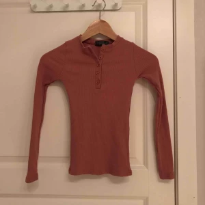  - Väldigt fint och skönt. Endast en gång använd! Finns även i svart som är aldrig använd. Priset kan diskutera i snabb affär. 