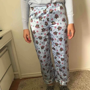  - Pyjamasbyxor med hästmönster. Kostar 75kr inkl frakt.