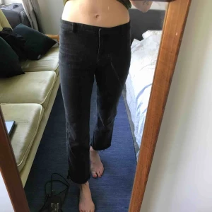  - Snygga svarta croppade jeans från weekday. Stretchiga i tyget och mycket sköna!   Upphämtas i Gbg/köparen står för frakten 