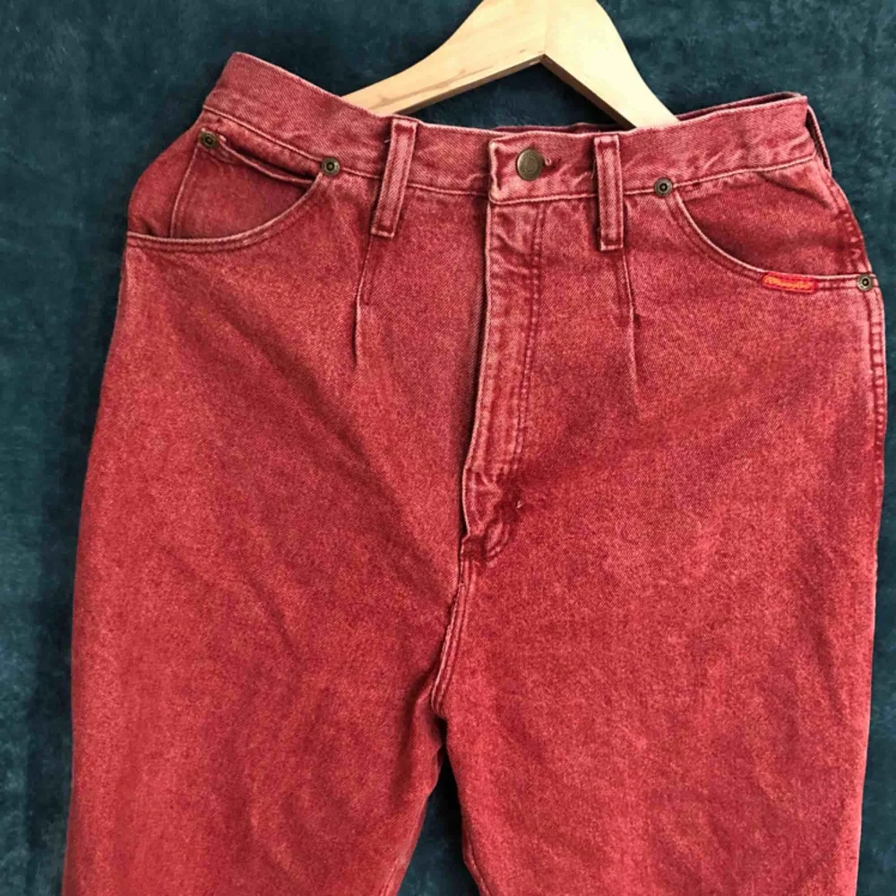 Ett par för stora wrangler jeans! Fin röd färg! Pris kan diskuteras . Jeans & Byxor.