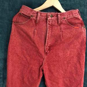 Ett par för stora wrangler jeans! Fin röd färg! Pris kan diskuteras 