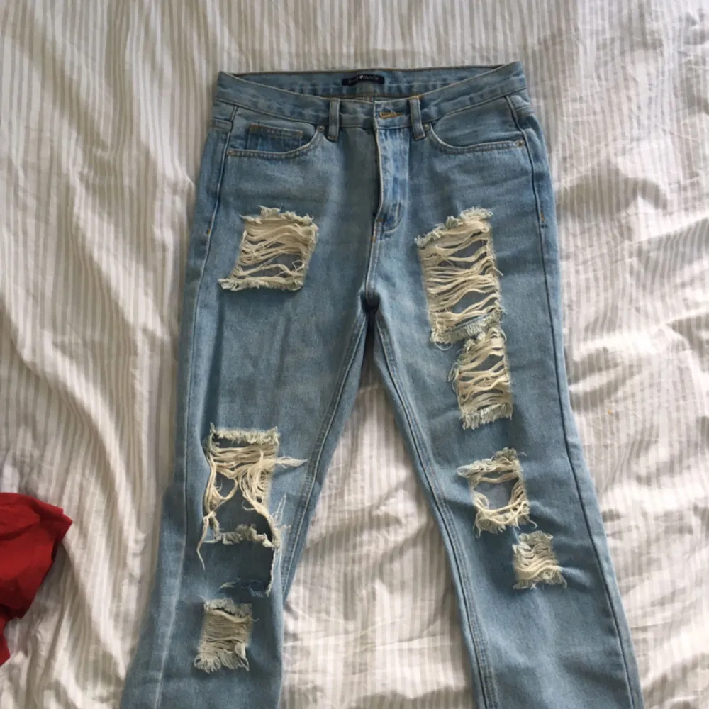 Ripped jeans från brandy melville! Aldrig använda ✨. Jeans & Byxor.