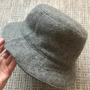En fin grå bucket hat i ull, från Australien - Helen Kaminski. 