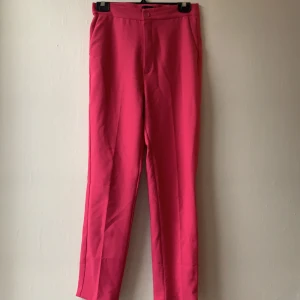 Rosa kostymbyxor - Knappt använda kostymbyxor från GinaTricot. Ordinarepris 399kr säljes för 50kr+ frakt. Storlek 36