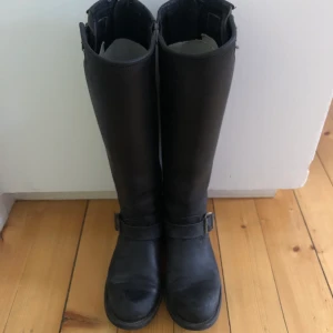 Primeboots engineer high  - Storlek 36 (mer som 37). Gott skick, behöver putsas upp! Svarta med guld detaljer. 