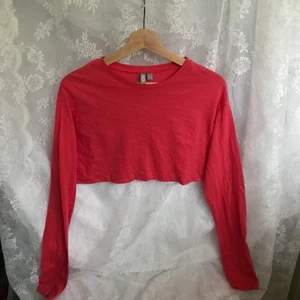 Korallfärgad topp - långärmad croppad topp i cerise rosa/korall färg💕 den är från asos och har själv croppat av tröjan (även sytt en söm, som man ser på bilderna)🤍 frakt tillkommer