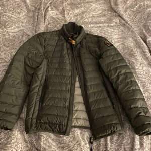 Parajumper jacka - Militär grön parajumper tunn jacka, sparsamt använd, strl s. Går bra att buda 