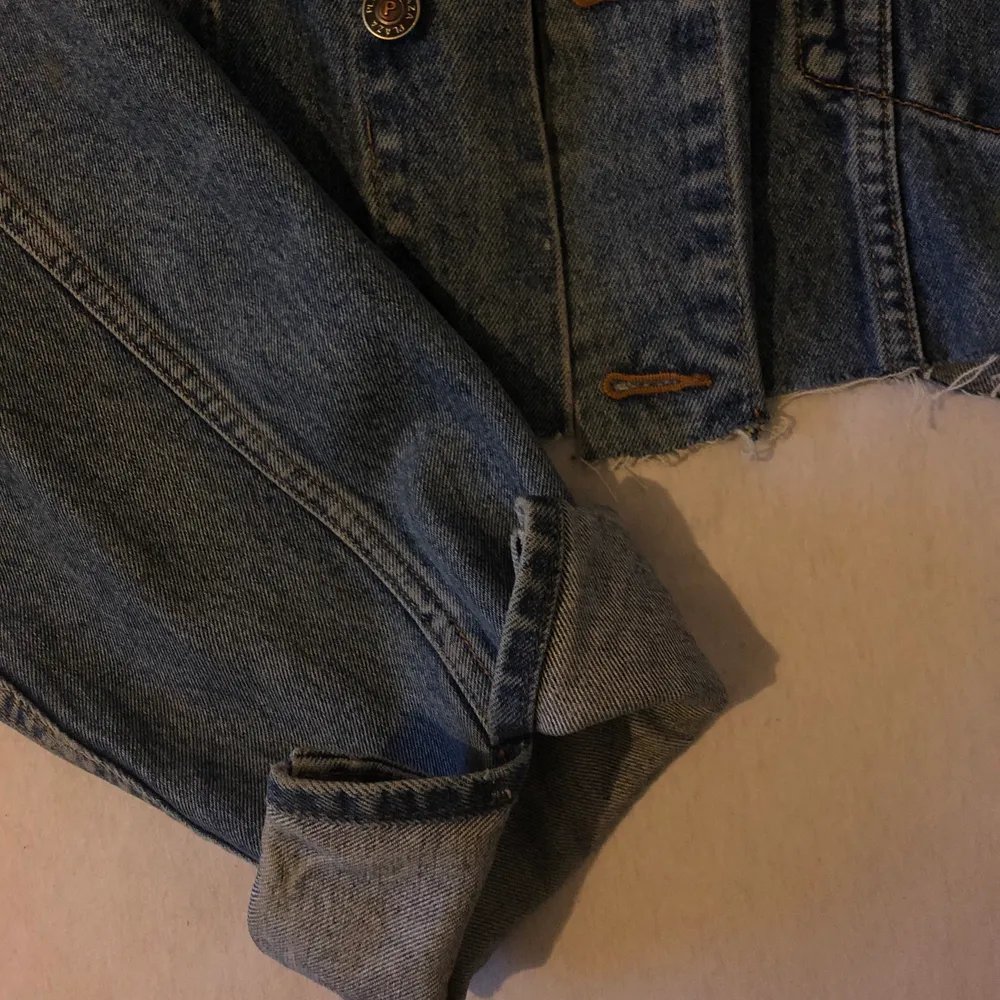 Croppad jeansjacka från Plaza Basic, köpt på secondhand. Originalpris 200. Jackor.