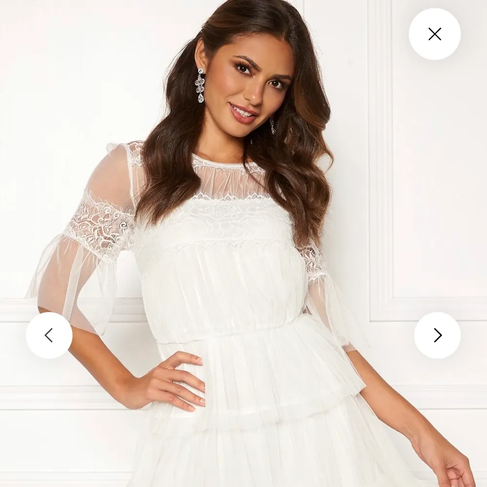 En jättesnygg vit klänning som jag beställde till min student i somras. Säljer då jag hittade en annan klänning som passade mig bättre i storleken. Aldeig använd och prislapp mm är kvar på den. Köpte för 599kr. Klänningar.