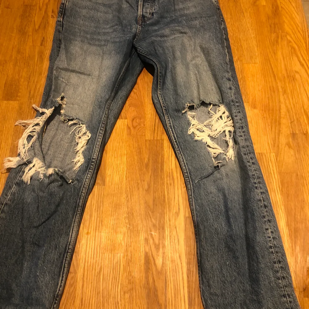 Jeans från Gina tricot, storlek 38. Bra skick. Jeans & Byxor.