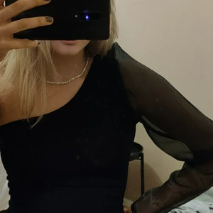 Topp med puffärm - Endast använd 1 gång. Superfin men inte riktigt min stil därav säljer jag den🌸