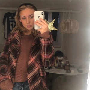 Brun kavaj  - Brun, röd, vit rutig kavaj super snygg sen har två fickor fram. Endast använd en gång, de är min mammas gamla köpt från Kappahl🥰🤩✨