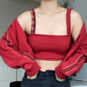 Set - Fint rött set med linne och cardigan! Frakt 79kr eller så hämtas den i helenelund eller sollentuna! 