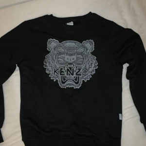 Kenzo tröja - Storlek S men passar även för M bra skick relativt ny!