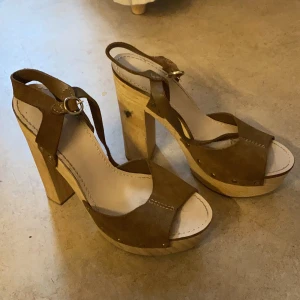 Klackskor - Klackskor från zara i storlek 37, väldigt bekväma men för små så vill bara bli av med de!